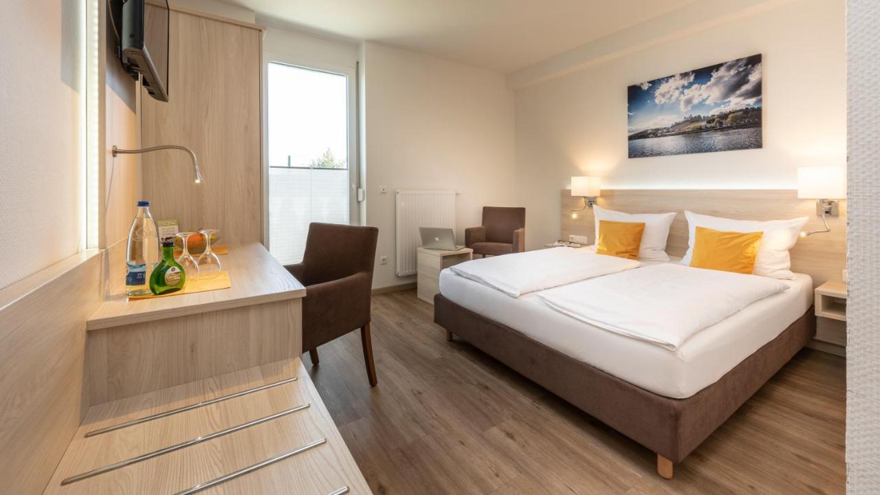 Hotel Am Wiesenweg L 24H Check-In Hausen  Екстериор снимка
