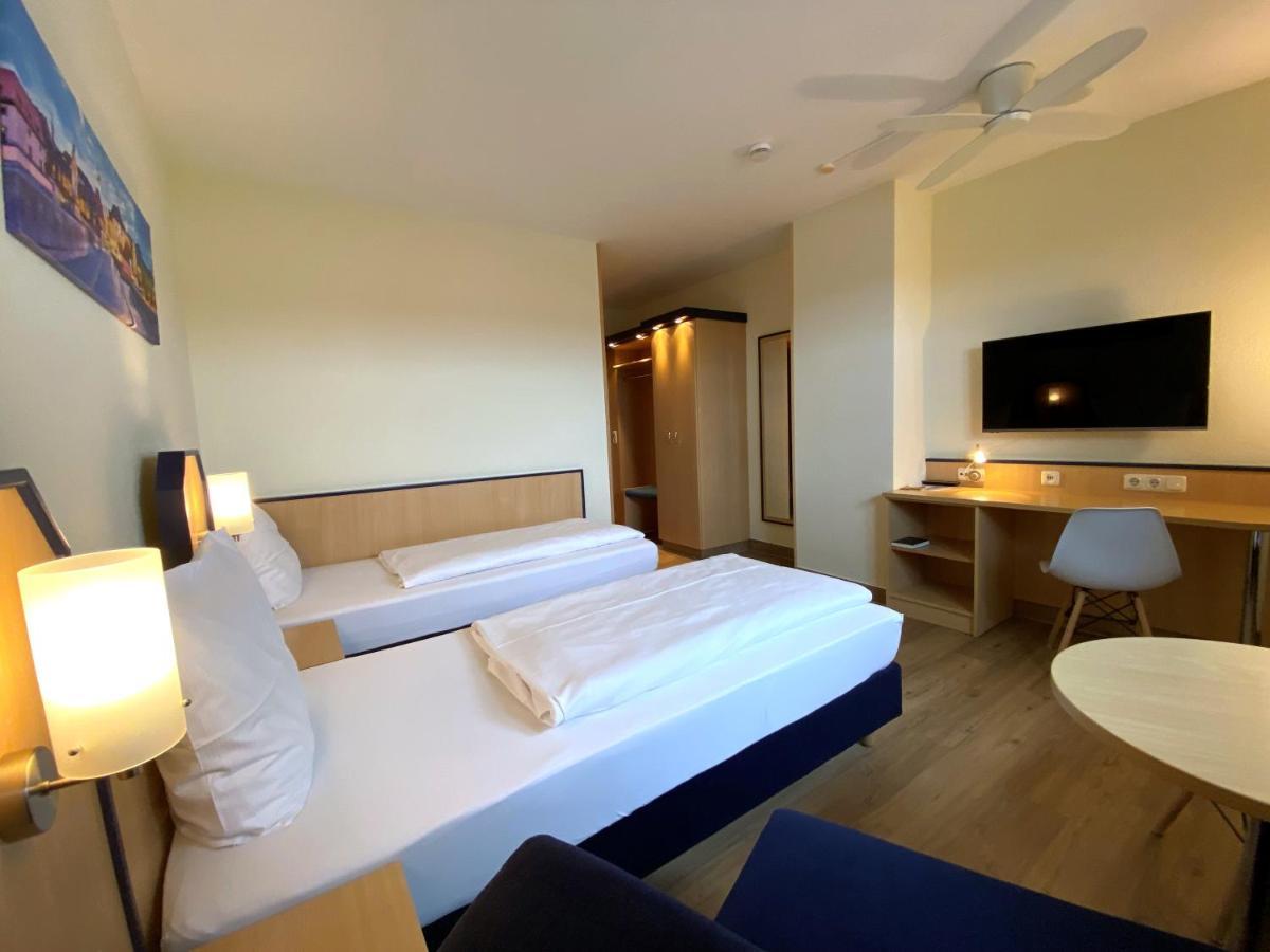 Hotel Am Wiesenweg L 24H Check-In Hausen  Екстериор снимка