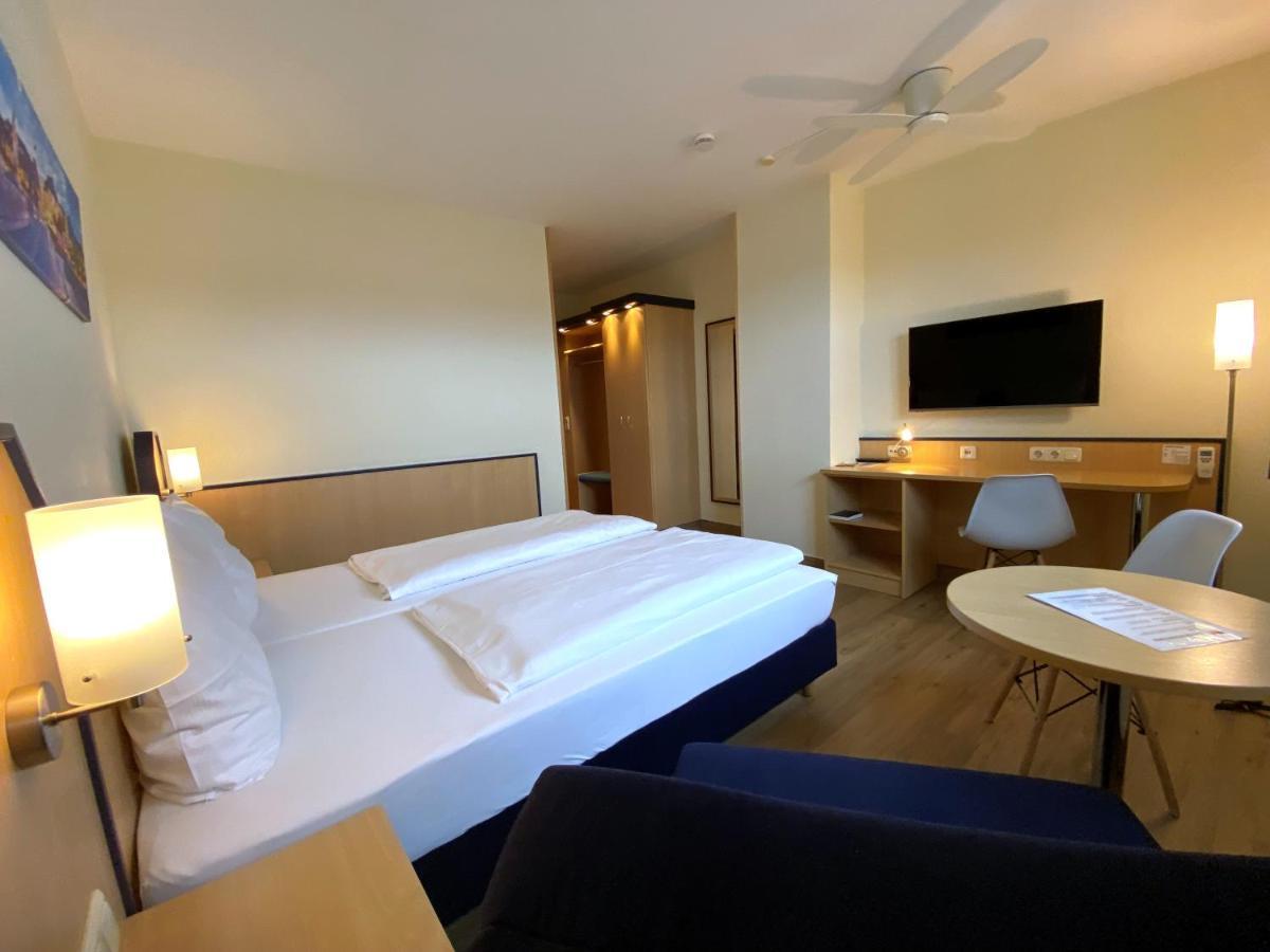 Hotel Am Wiesenweg L 24H Check-In Hausen  Екстериор снимка