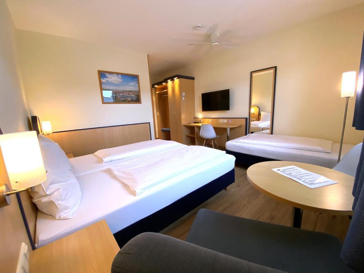 Hotel Am Wiesenweg L 24H Check-In Hausen  Екстериор снимка