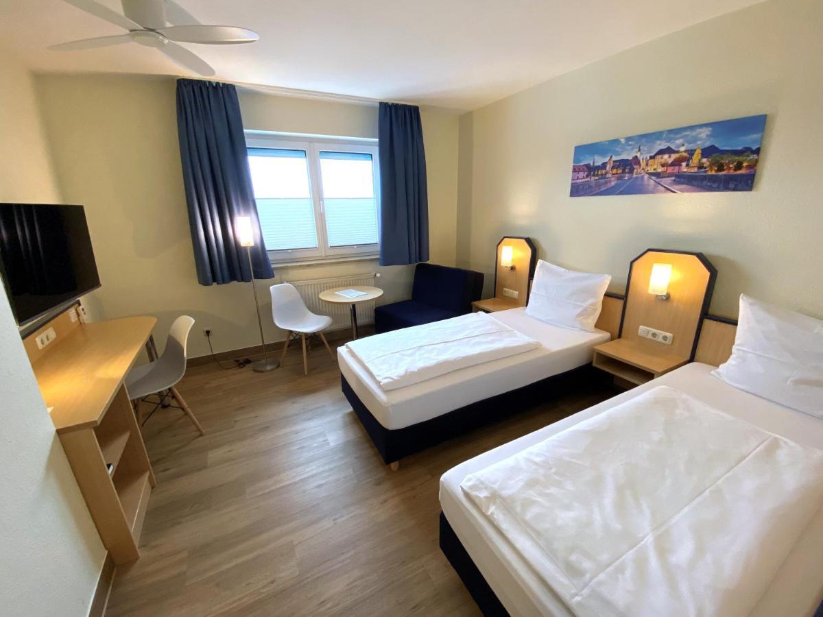 Hotel Am Wiesenweg L 24H Check-In Hausen  Екстериор снимка