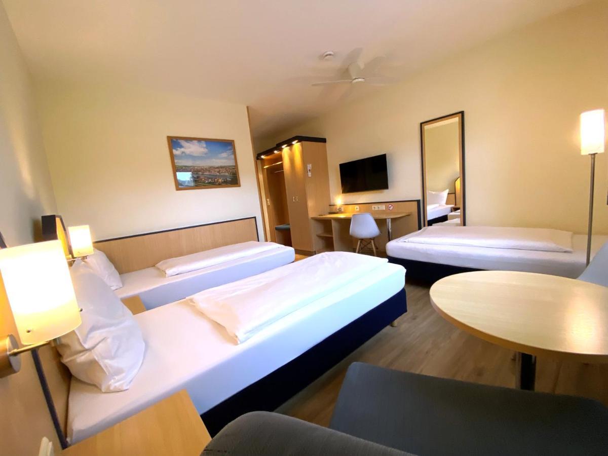 Hotel Am Wiesenweg L 24H Check-In Hausen  Екстериор снимка