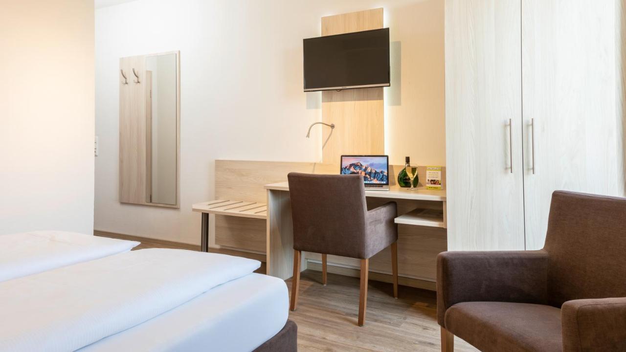 Hotel Am Wiesenweg L 24H Check-In Hausen  Екстериор снимка