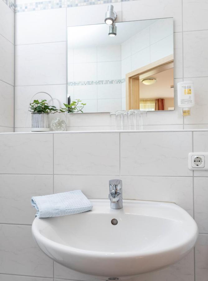 Hotel Am Wiesenweg L 24H Check-In Hausen  Екстериор снимка